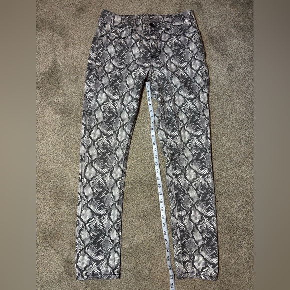Seven7 Denim - Seven 7 Stylish Snake Print Skinny Jeans - size 8.